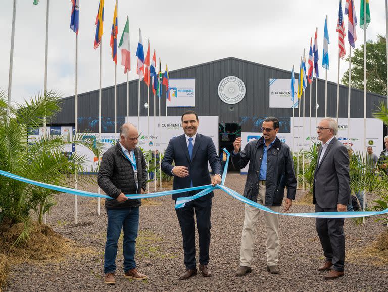 El presidente de la Asociación Argentina de Brangus, Víctor Navajas; el gobernador de Corrientes, Gustavo Valdés; el presidente de la Sociedad Rural de Corrientes, Francisco Velar, y Claudio Anselmo, ministro de Producción