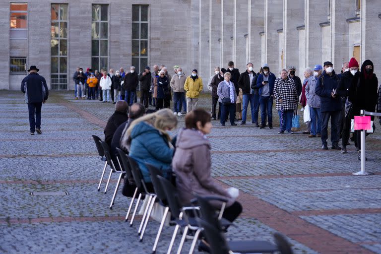 Personas esperan en fila para vacunarse contra el COVID-19 en Berlín, Alemania, el miércoles 3 de noviembre de 2021. (AP Foto/Markus Schreiber)