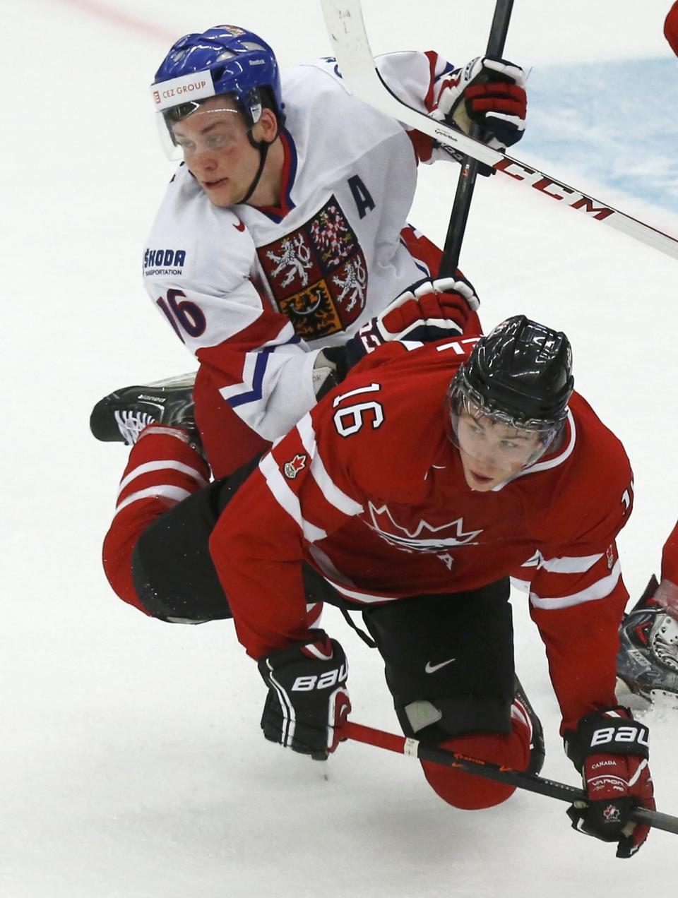 Czech Republic's Radek Faksa (L) checks Canada's Kerby Rychel during the second period of their IIHF World Junior Championship ice hockey game in Malmo, Sweden, December 28, 2013. REUTERS/Alexander Demianchuk (SWEDEN - Tags: SPORT ICE HOCKEY)