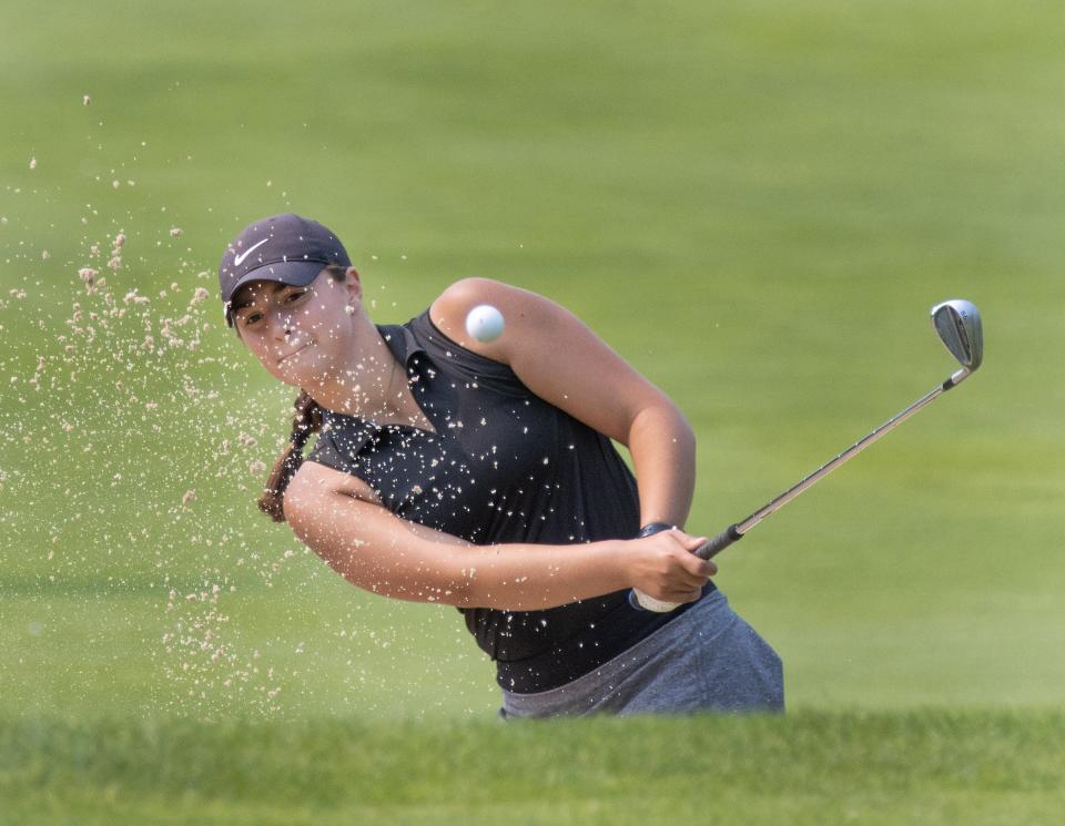 Hannah Higgins golpeó desde un búnker en el cuarto green durante el primer día de juego para la división femenina 16-18 del Torneo Junior Schorsten Memorial en el Sanctuary el lunes 19 de julio de 2021. (Bob Rossiter / Repository)