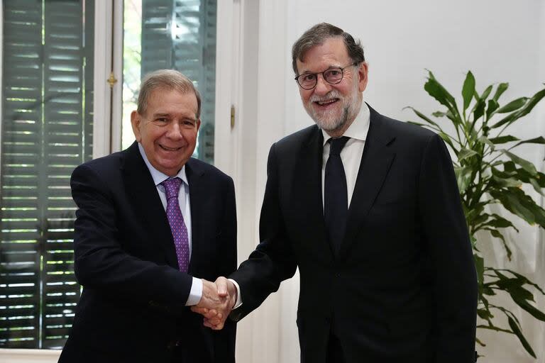 O ex-presidente do Governo Mariano Rajoy encontra-se com o candidato da oposição Edmundo González