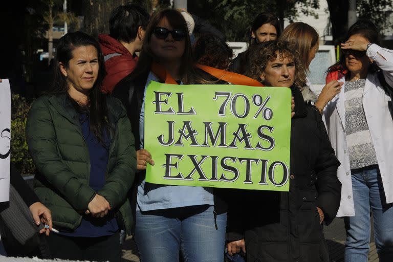 Sin contar bonificaciones ni los extras de cada uno, el sueldo básico de un enfermero ronda los $65.000; en el caso de los médicos, cobran la hora $1300