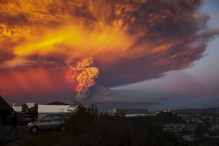 Smoke and ash rise from the Calbuco volcano as seen from the city of Puerto Montt, April 22, 2015. REUTERS/Sergio Candia