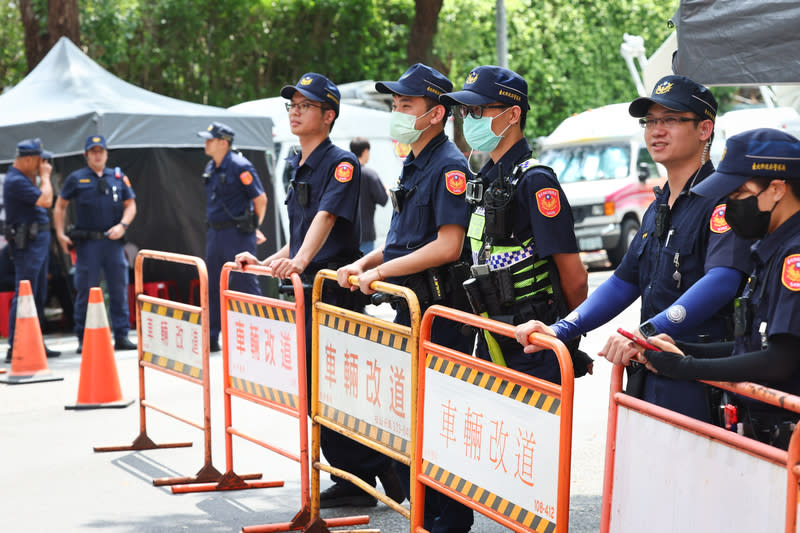 行政院針對立法院國會改革法案提出覆議，立法院21日院會將表決。台北市政府警察局中正第一分局20日表示，將規畫維安防止雙方支持者發生衝突。圖為20日立院周邊加派警力戒備。（中央社）