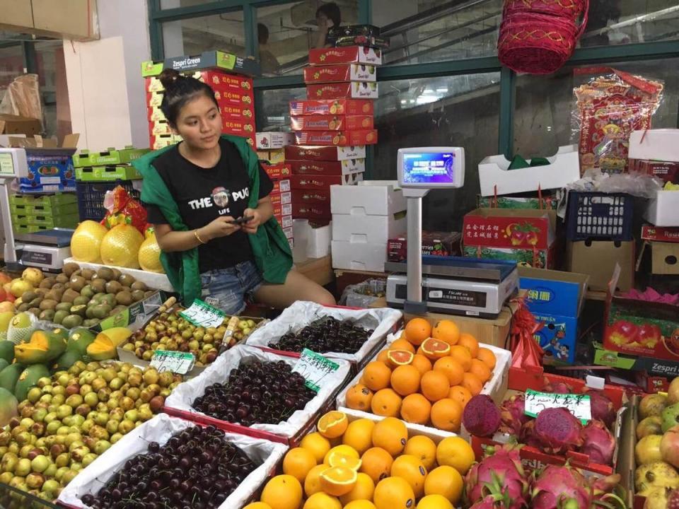 鼎炫的智慧型衡器，目前在昆山農貿市場試點成功，已推向整個江蘇7個城市，並整合第三方支付，即使在傳統菜市場，也不用帶零錢。（鼎炫提供）