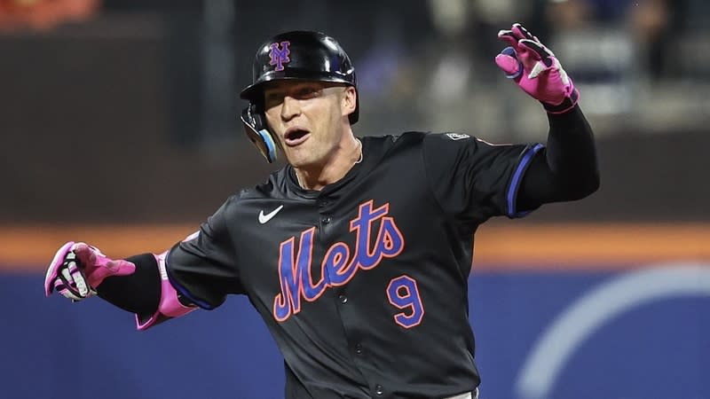 El jardinero izquierdo de los Mets de Nueva York, Brandon Nimmo (9), celebra después de conectar un doblete productor en la cuarta entrada contra los Filis de Filadelfia en el Citi Field.