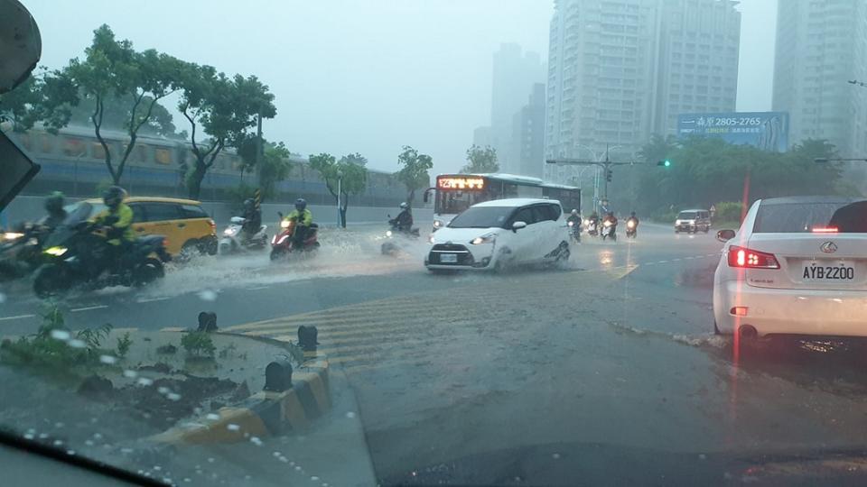 淡水竹圍路段。(圖／翻攝自臉書社團「細說淡水」)