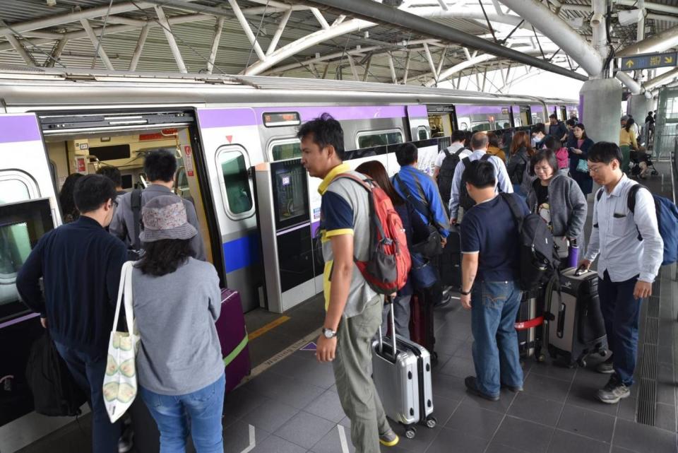 桃園機場捷運機場直達車離峰班距調為30分鐘一班。(資料照)   圖：桃園捷運公司/提供