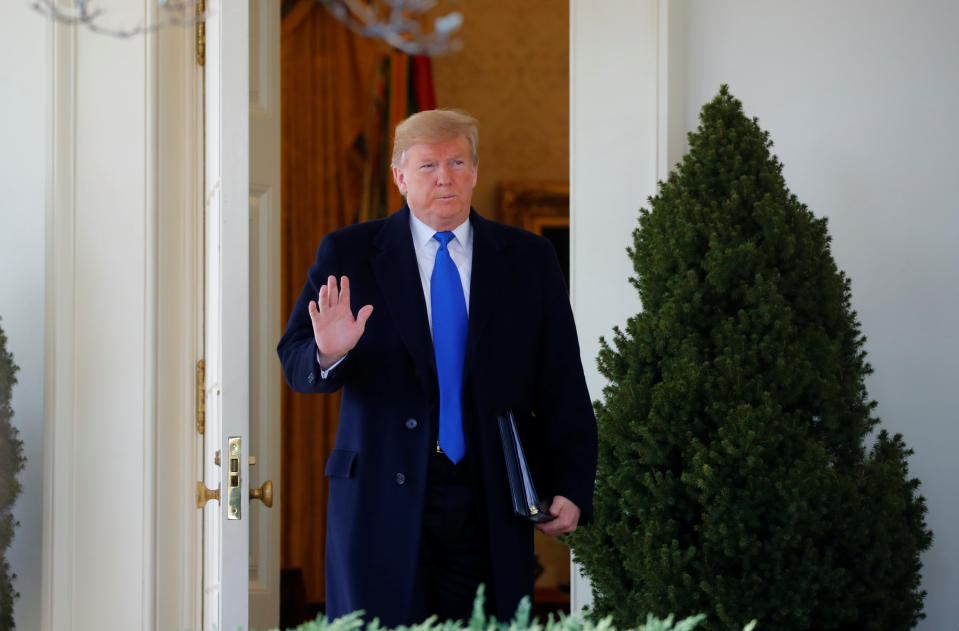 El presidente Donald Trump al salir de la Oficina Oval para declarar una emergencia nacional, el 15 de febrero. REUTERS/Carlos Barria