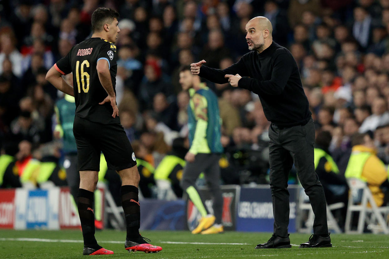 Pep Guardiola le da indicaciones a Rodri Hernández durante un partido.