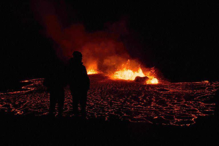 El flujo de lava aumentó entre cuatro y cinco veces más que el día que la erupción comenzó, y la grieta incial aumentó varias veces su longitud