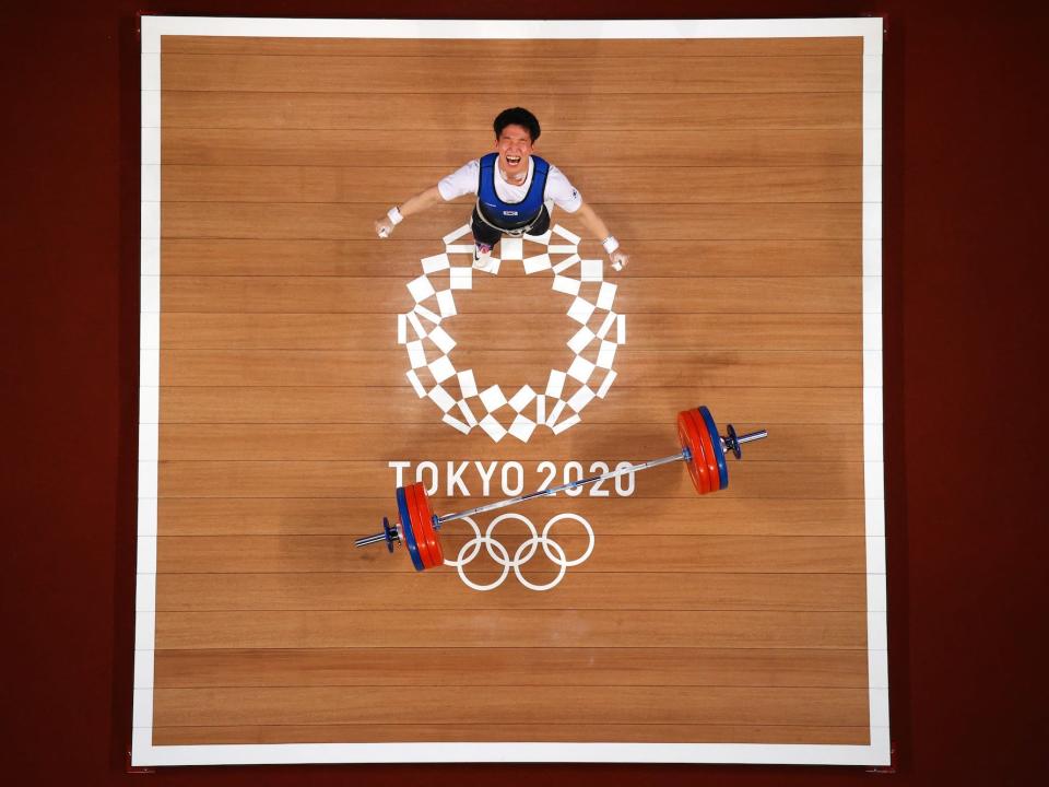 Overhead shot of South Korean weightlifter yelling at the Tokyo Olympics