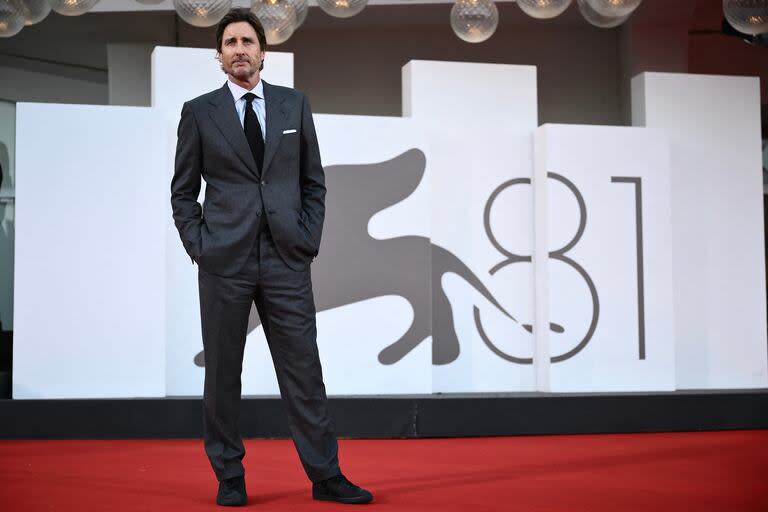 Elegante, Luke Wilson posó para la prensa