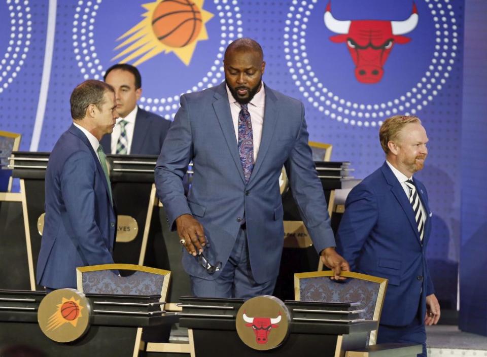 前公牛、湖人王朝的成員格蘭特(中)出席NBA選秀會。（美聯社資料照）