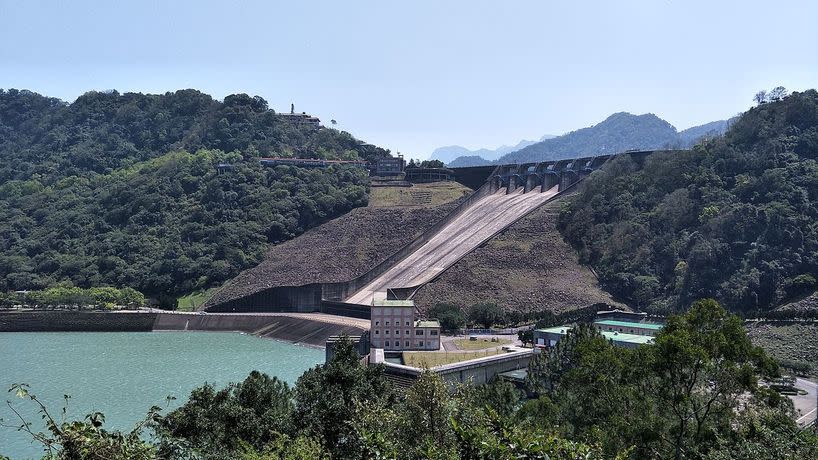 以台灣的地質條件來說，水庫因為淤積快速，很快就會失去功能、喪失應有的效益。圖為石門水庫。 (photo by Terry850324 on Wikimedia under CC-A 4.0)
