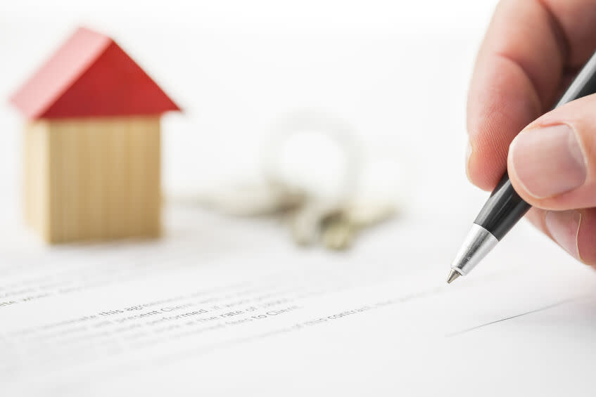 Signing contract of house sale