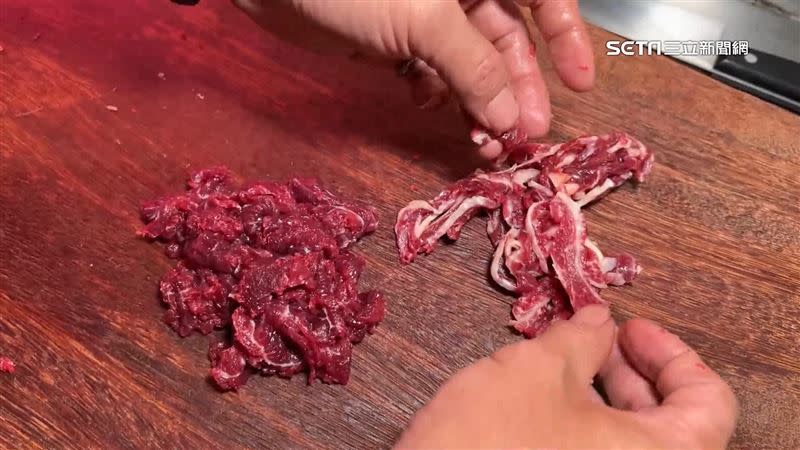 牛肉湯老闆拿出霜降牛與一般牛肉做對比。