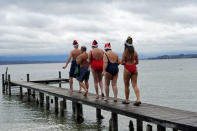 Auch in Deutschland gewinnt die Tradition des Weihnachtsschwimmens immer mehr Bedeutung. Wie hier am Starnberger See in Tutzing, wo sich hartgesottene Schwimmer in die 5 Grad kalten Fluten stürzen. (Bild: Getty Images)