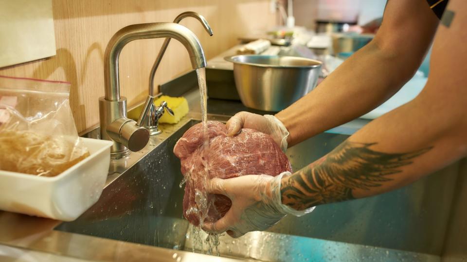 Vor allem Rindfleisch sollte nicht unter Wasser gewaschen werden. Nicht nur, um eine mögliche Keim-Verbreitung zu verhindern, sondern auch zur Qualitätssicherheit. Rindfleisch nimmt durch Waschen mit Wasser vermehrt Feuchtigkeit auf. Beim Kochen oder Braten in der Pfanne verdunstet das Wasser und kann zu Geschmacks- und Qualitätsverlust führen. (Bild: iStock/LanaStock)