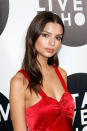 <p>La sublime Emily Ratajkowski, incendiaire dans une robe de satin rouge, a joué la carte du déshabillé sexy… (Crédit : Getty Images) </p>