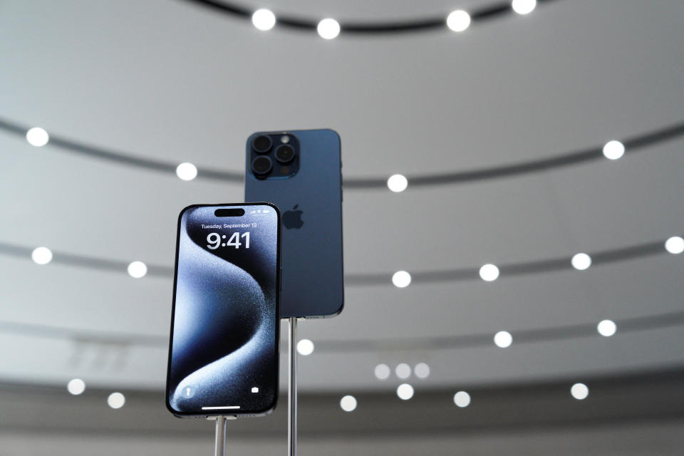 Das iPhone 15 Pro wird am 12. September 2023 während der „Wonderlust“-Veranstaltung am Hauptsitz des Unternehmens in Cupertino, Kalifornien, USA, vorgestellt. REUTERS/Lauren Elliott