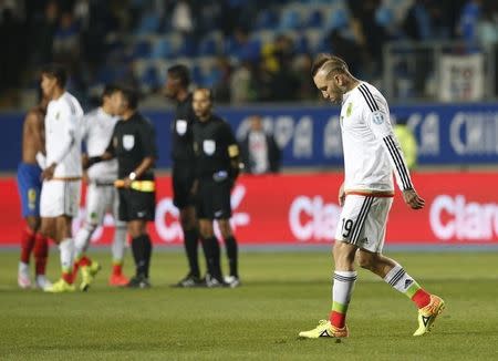 Mexico's Vicente Vuoso leaves the pitch after his team lost to Ecuador in their first round Copa America 2015 soccer match at Estadio El Teniente in Rancagua, Chile, June 19, 2015. REUTERS/Carlos Garcia Rawlins