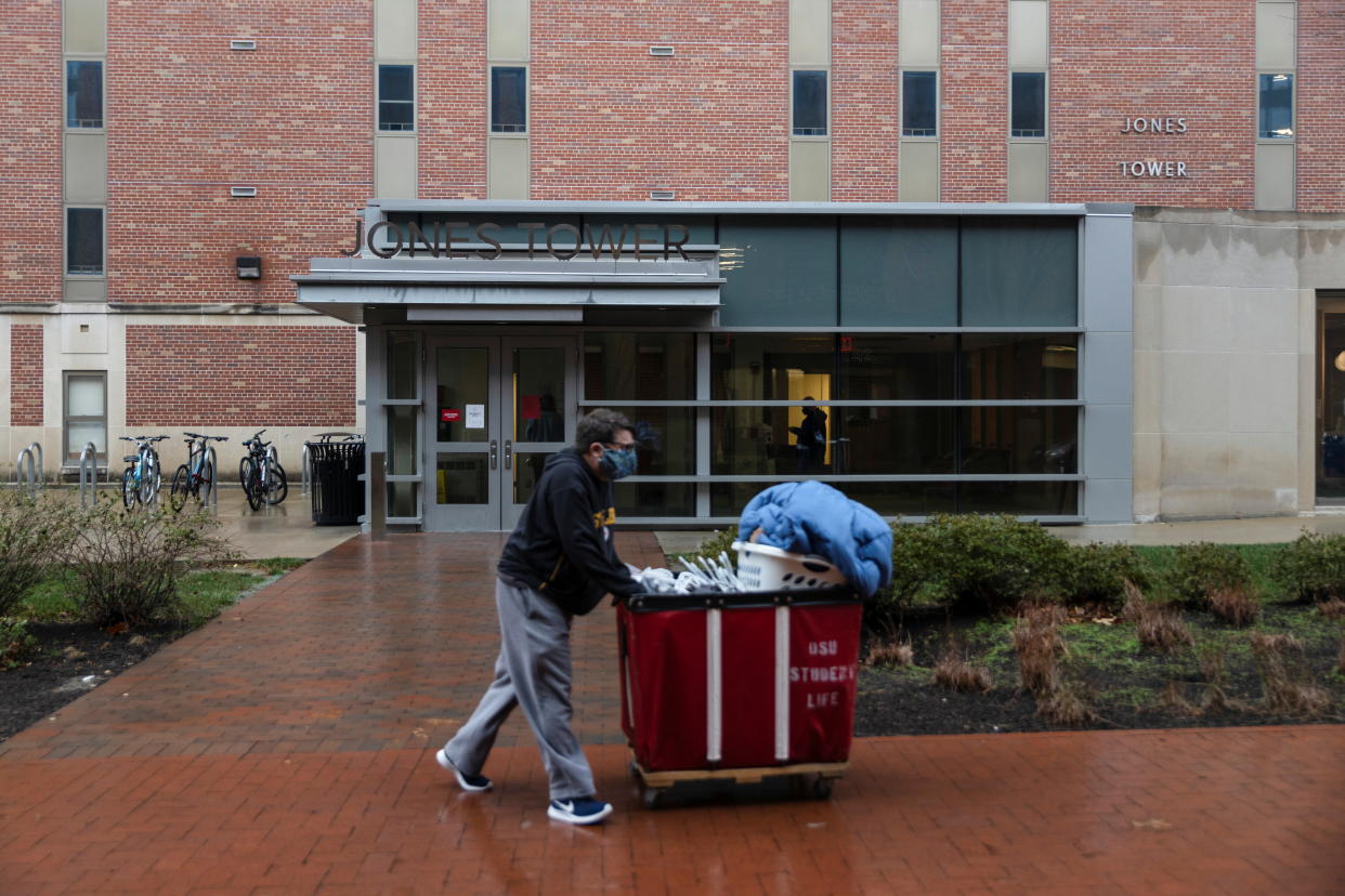 A student at The Ohio State University moves out of dorms as Thanksgiving break approaches, amid the coronavirus disease (COVID-19) outbreak, in Columbus, Ohio, U.S., November 25, 2020.  REUTERS/Megan Jelinger