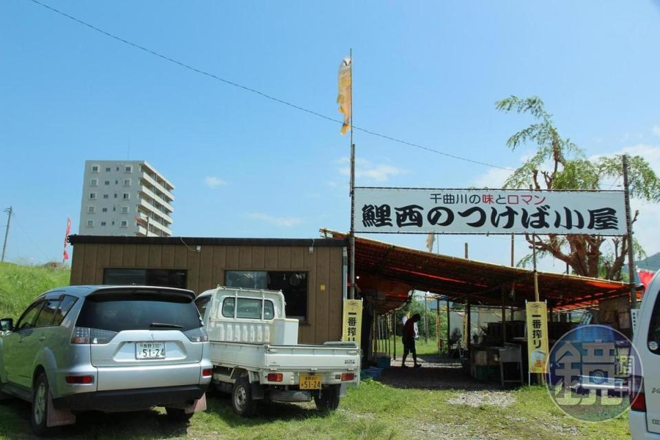 在千曲川旁邊的「鯉西つけば小屋」，只有夏天才有。