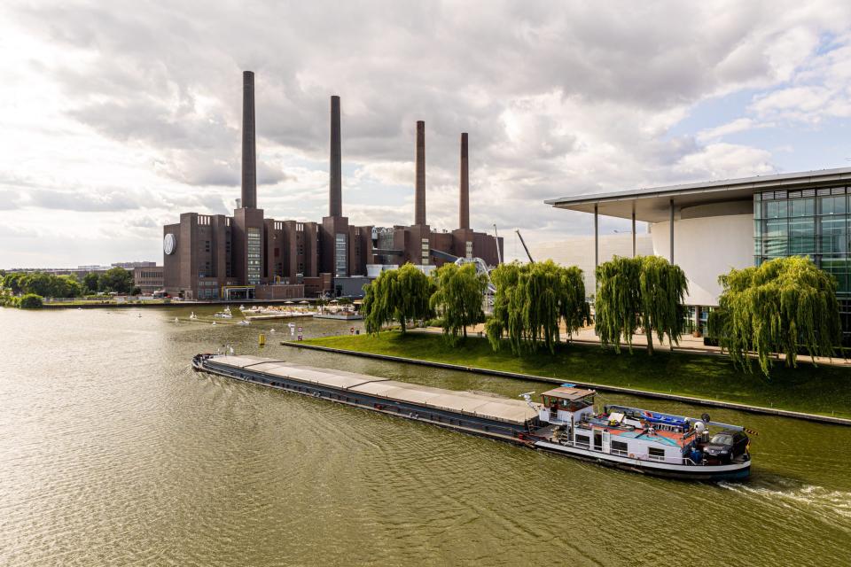 Ganz in der Nähe des VW-Stammsitzes in Wolfsburg soll die neue Fabrik für E-Autos gebaut werden.