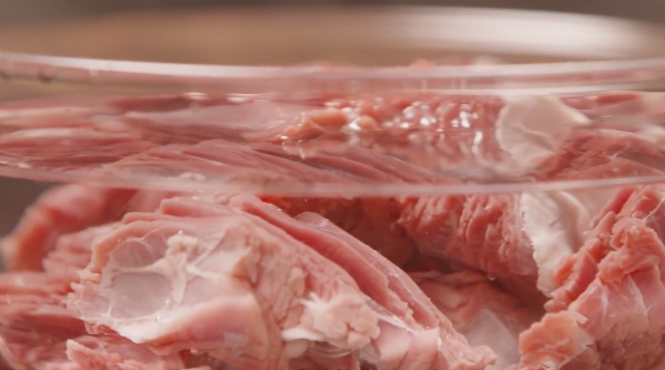 煮牛肉以前，要先用冷水浸泡15至30分鐘，帶走血水。