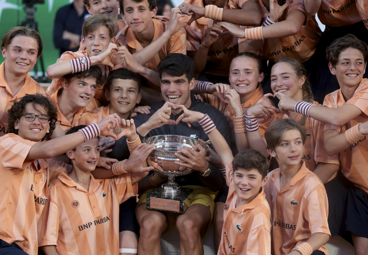 Carlos Alcaraz se ha convertido la cara de la Next Gen del tenis. Ganó su tercer título de Grand Slam en Roland Garros. (Foto: Jean Catuffe/Getty Images)