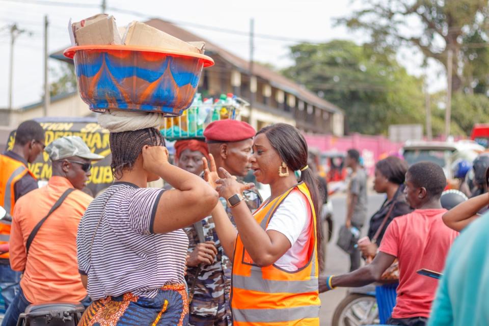 Eugenia Kargbo, the Chief Heat Officer in Freetown, Sierra Leone, speaks with market traders (Atlantic Council)