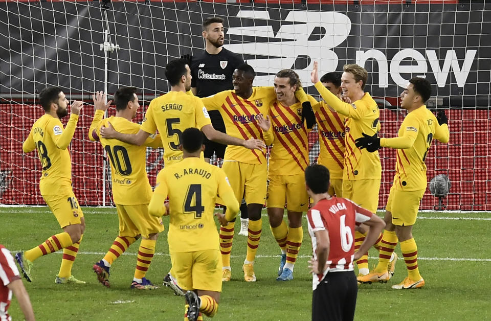 Pedri (centro) celebra tras anotar un gol para el Barcelona en el partido contra el Athletic Bilbao por La Liga de España, en Bilbao, el miércoles 6 de enero de 2021. (AP Foto/Álvaro Barrientos)