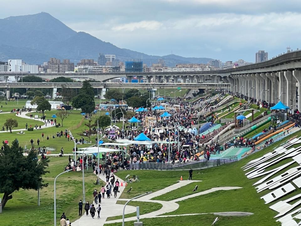 《圖說》令大人小孩失控的熊猴森樂園位於新北大都會公園。〈水利局提供〉