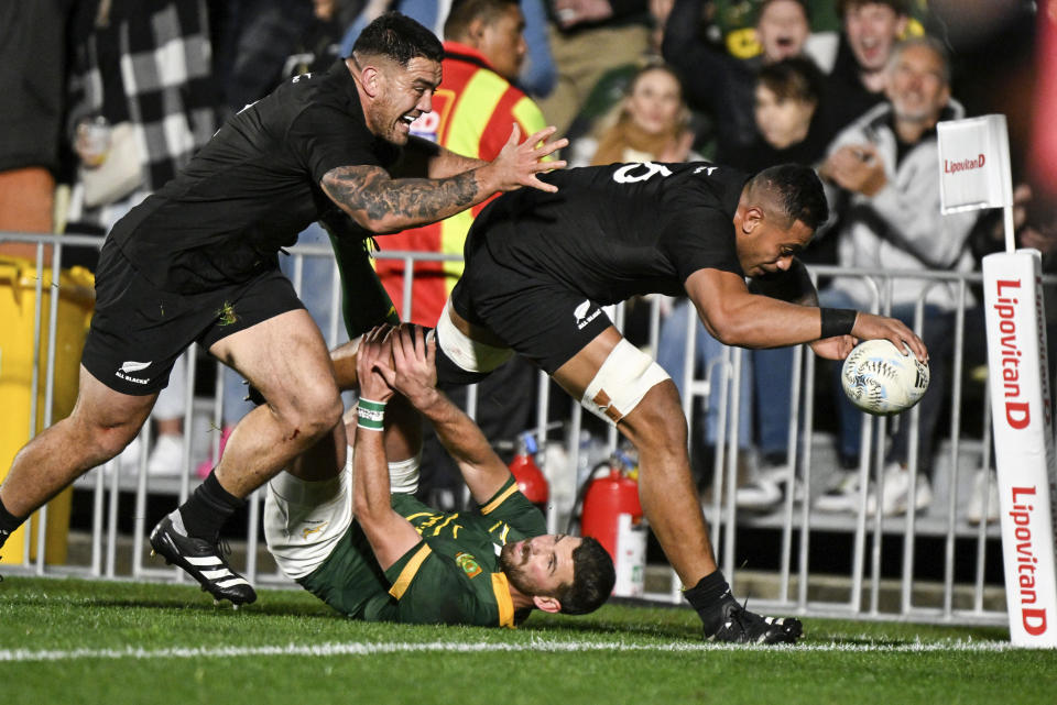 New Zealand's Shannon Frizell scores a try as teammate Codie Taylor, left, reacts during the Rugby Championship test match between the All Blacks and South Africa at Mt Smart Stadium in Auckland, New Zealand, Saturday, July 15, 2023. ( Alan Lee/Photosport via AP)