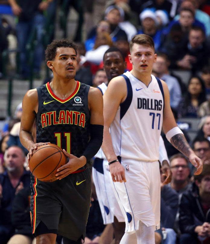 ▲老鷹昨天1分惜敗Luka Doncic (右)領軍的獨行俠，老鷹「少主」Trae Young(左)賽後對裁判抗議遭罰款。（圖／美聯社／達志影像）