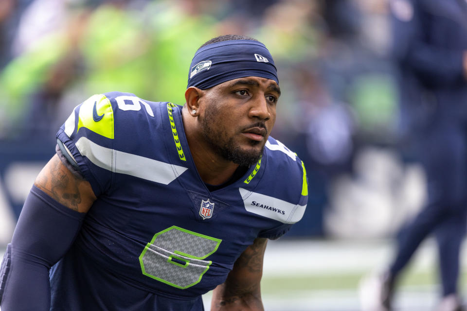 Pemain bertahan Seattle Seahawks Quandre Diggs (6) melakukan pemanasan di lapangan selama pertandingan sepak bola NFL antara Seattle Seahawks dan Tennessee Titans, Minggu, 19 September 2021, di Seattle. (Foto oleh Tom Hauck/Getty Images)