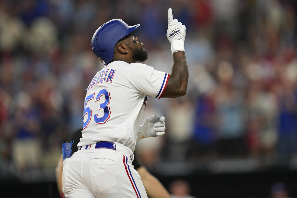 El cubano Adolis García, de los Rangers de Texas, festeja luego de conectar un jonrón de tres carreras en el tercer juego de la serie divisional de la Liga Americana ante los Orioles de Baltimore, el martes 10 de octubre de 2023 (AP Foto/Julio Cortez)