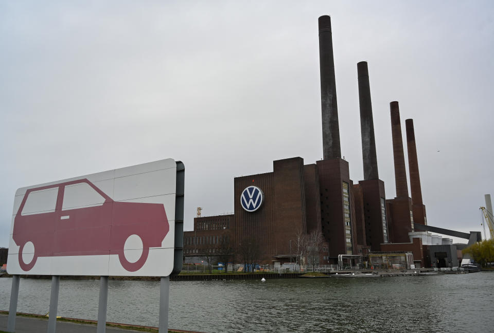 WOLFSBURG, GERMANY - MARCH 20: The Volkswagen factory stands on the first day following a temporary halt to car production there on March 20, 2020 in Wolfsburg, Germany. Automakers are halting production at factories across Germany due to disruptions, especially to supply chains, caused by the coronavirus (COVID-19). Analysts expect the production stop to last at least several weeks. (Photo by Stuart Franklin/Getty Images)