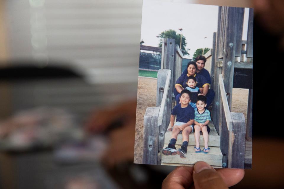 Una foto de la familia Medina muestra a la familia poco después de llegar a Estados Unidos desde México en 2002.