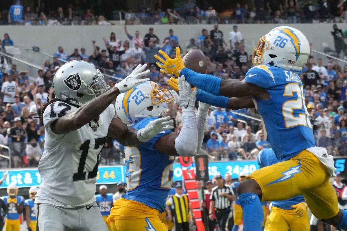 Adams scores touchdown in debut, Raiders lose opener to Chargers 24-19