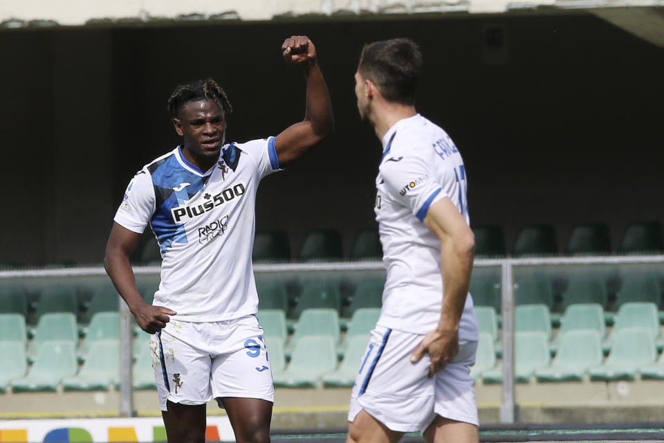 El delantero del Atalanta Duván Zapata (izquierda) celebra tras anotar un gol en la victoria 2-0 ante Hellas Verona por la Serie A italiana, el domingo 21 de marzo de 2021. (Paola Garbuio/LaPresse vía AP)