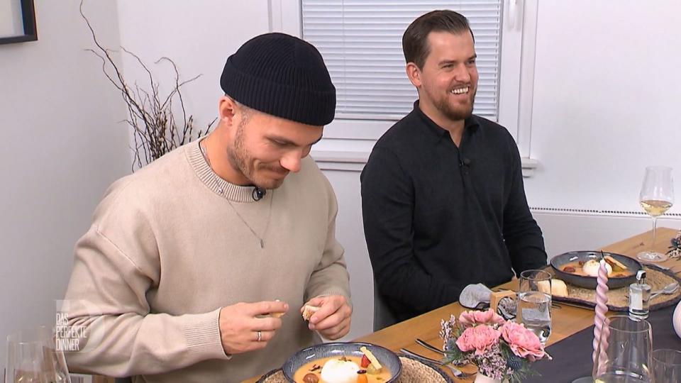 Niklas (links) und David stellen fest, dass der Brunch-Klassiker Tomate-Mozzarella auch gehobene Küche sein kann.
 (Bild: RTL)