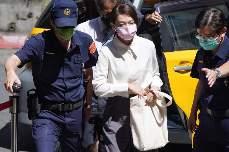 新竹市長高虹安（左2）被控違反著作權法，12日在法警護送下進入台北地方法院出庭。（中央社）            