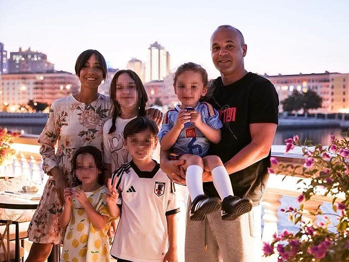 Andrés Iniesta, Anna Ortiz y sus cuatro hijos 