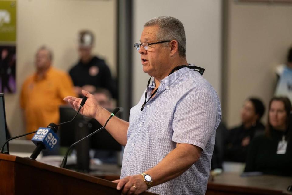 Steve Lee, de Elk Grove, explica al Concejo Municipal de Elk Grove su oposición a trasladar el zoológico de Sacramento a Elk Grove, el miércoles 8 de mayo de 2024.