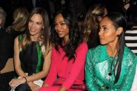 ... amüsierte sich mit Hilary Swank und Jada Pinkett Smith in der ersten Reihe. Was für eine stylische Front-Row. (Bild: Getty Images)