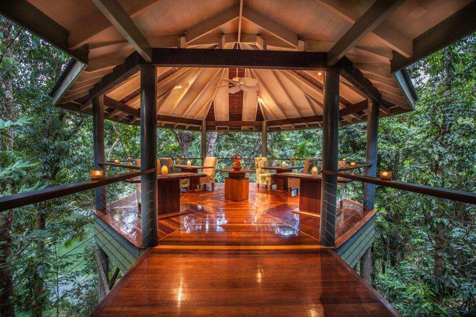 Image of restaurant in the rooftops at Silky Oaks Lodge