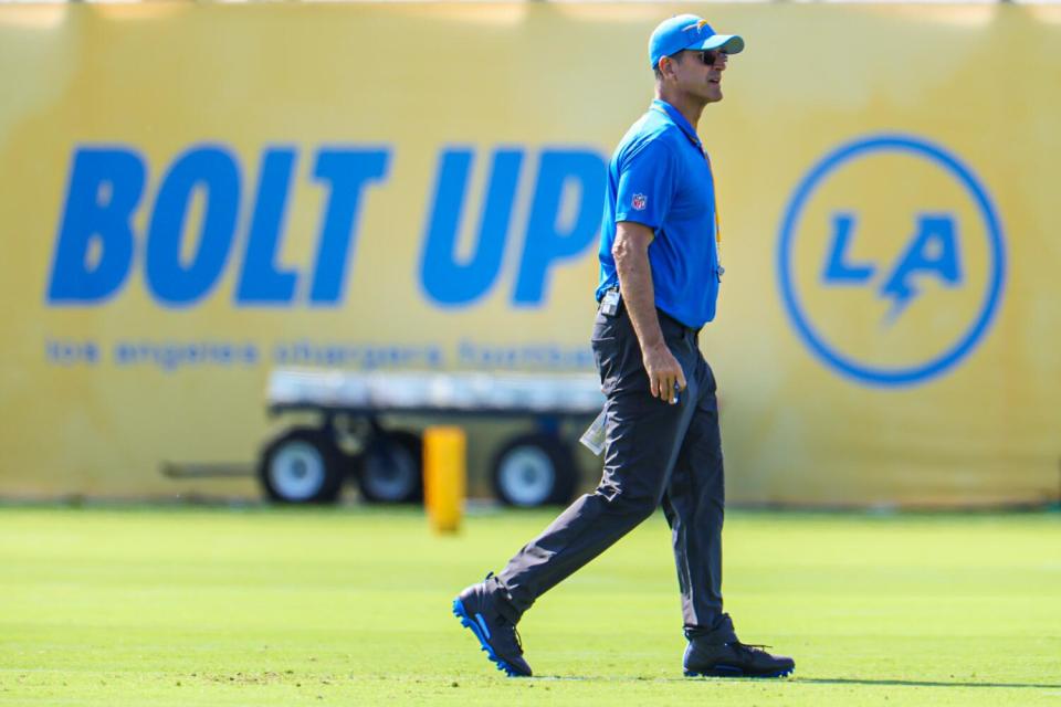 El entrenador de los Chargers, Jim Harbaugh, examina el campo durante el primer día del campamento de entrenamiento.