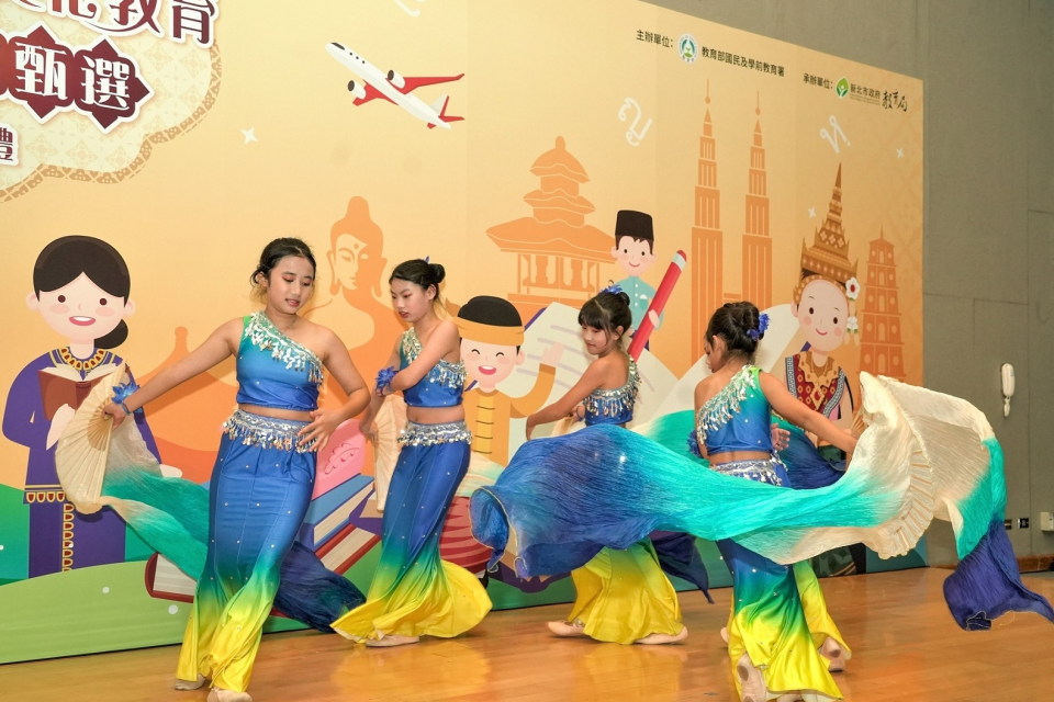 由郭美江老師所指導的網溪國小新住民舞蹈班帶來「歡樂潑水節」，展現載歌載舞的節慶特色